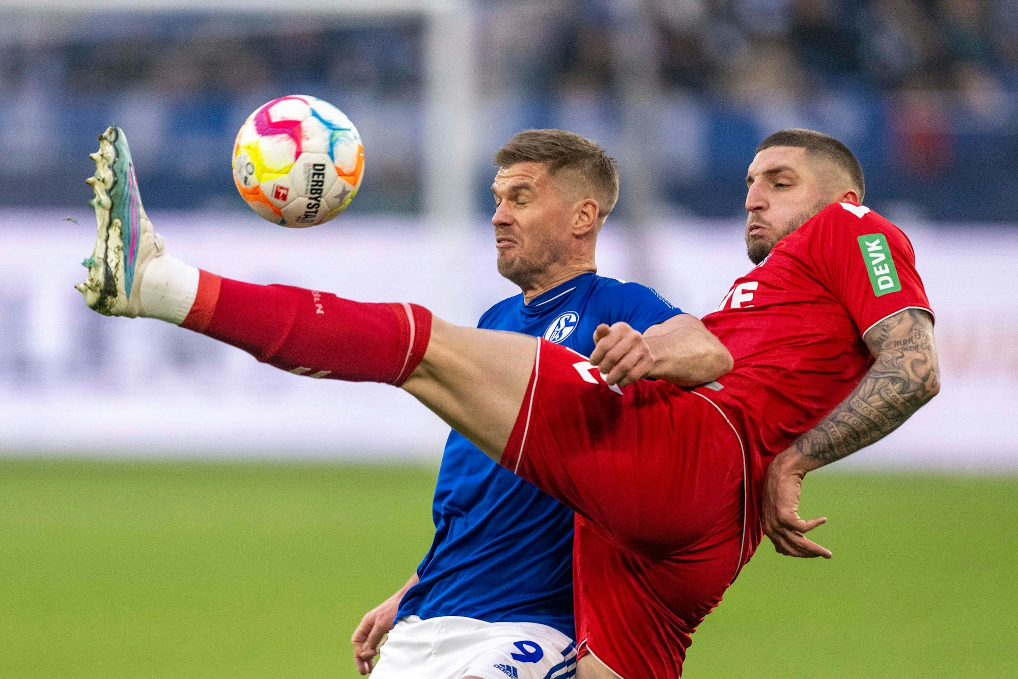 Schalkes Simon Terodde (l) und Kölns Julian Chabot kämpfen um den Ball.