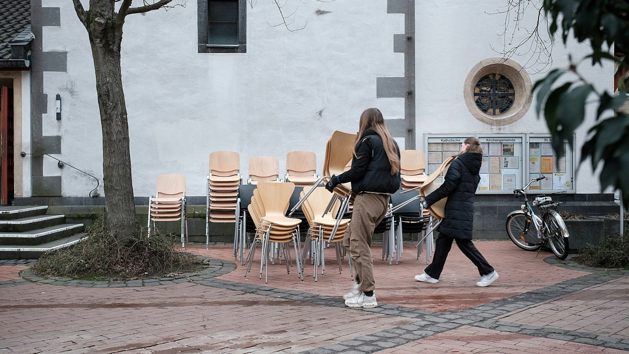 Junge Gemeindemitglieder schleppten die neuen Stühle.