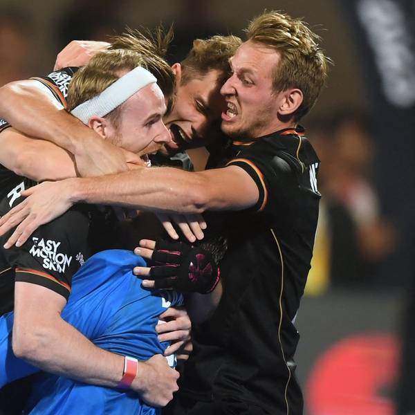 Spieler der deutschen Hockey-Nationalmannschaft liegen sich nach dem WM-Triumph in den Armen.