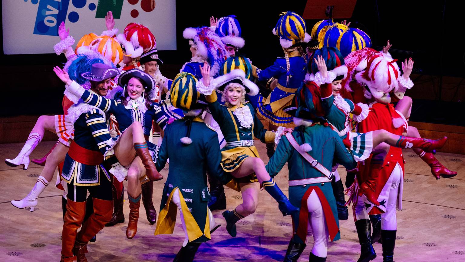Seltene Aufführung: Die Tanzpaare der Kölner Traditionskorps präsentieren in der Philharmonie den Neunertanz.