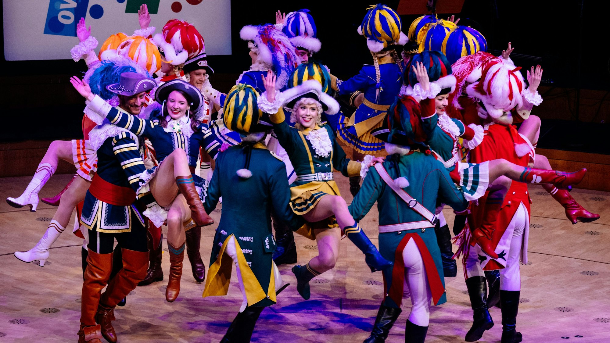Seltene Aufführung: Die Tanzpaare der Kölner Traditionskorps präsentieren in der Philharmonie den Neunertanz.