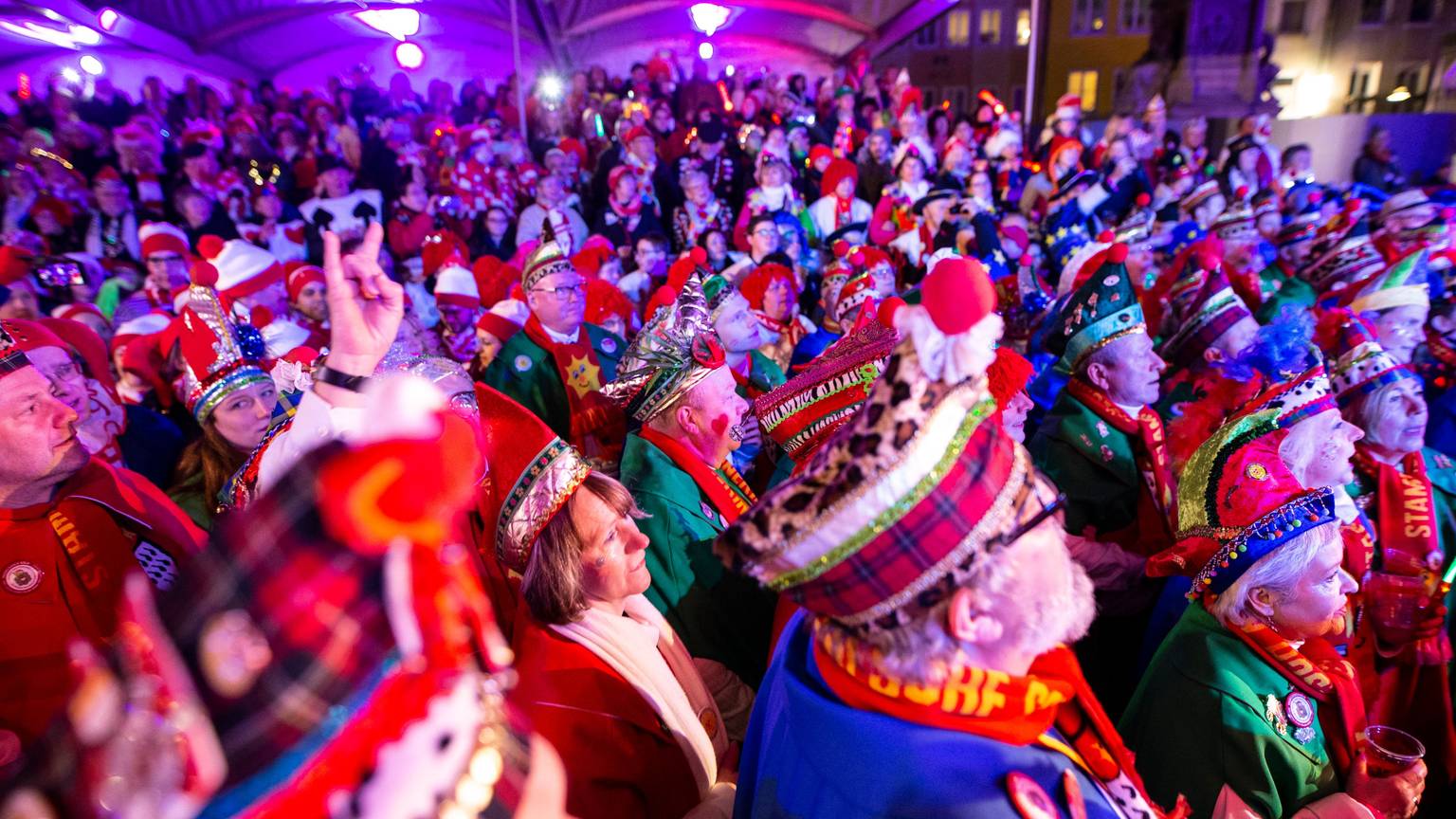 Hunderte Menschen stehen bunt verkleidet vor der Bühne auf dem Alter Markt und lauschen dem musikalischen Programm auf der Bühne. Das Bild wurde 2020 beim Sternmarsch aufgenommen.