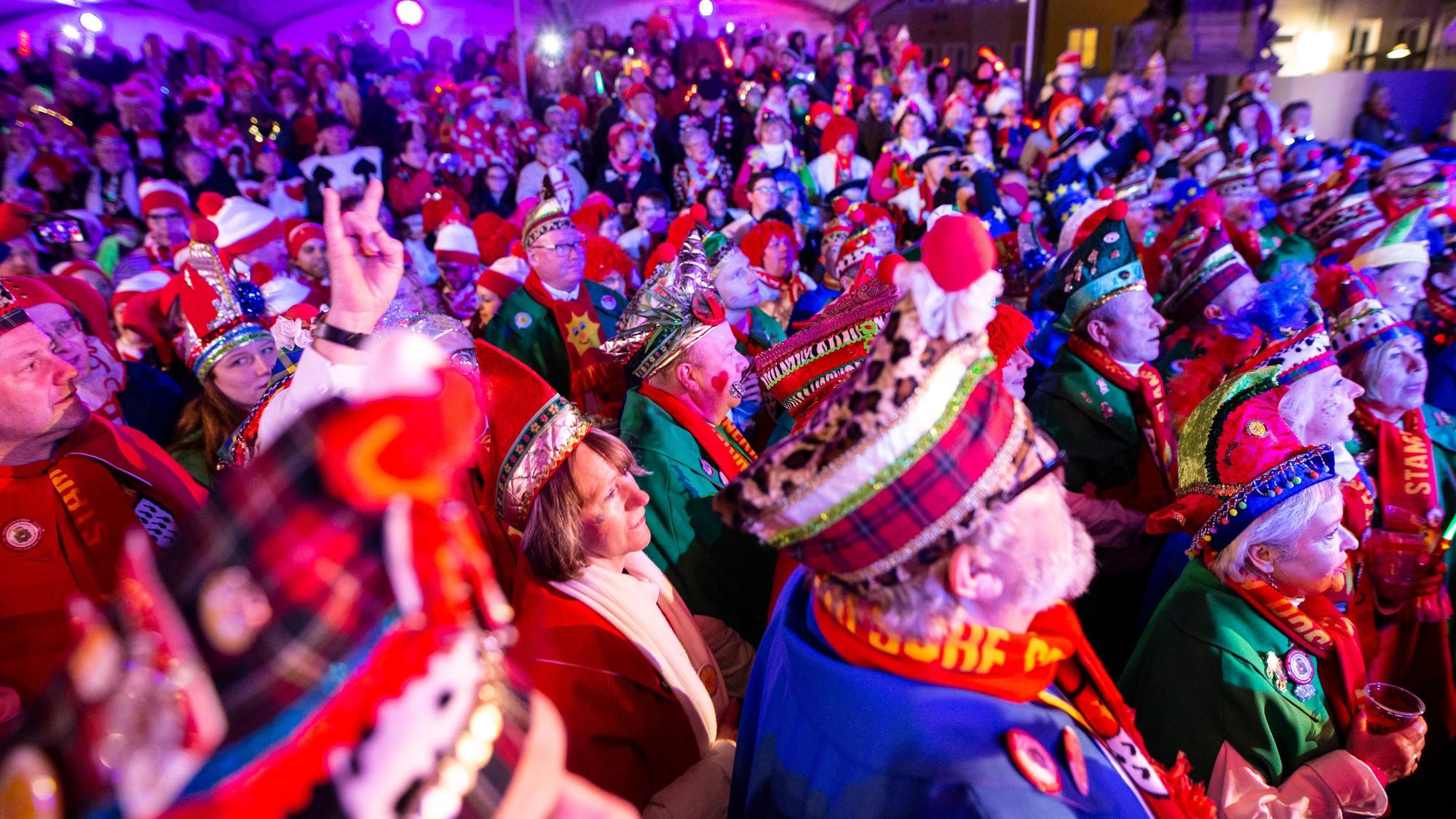 Hunderte Menschen stehen bunt verkleidet vor der Bühne auf dem Alter Markt und lauschen dem musikalischen Programm auf der Bühne. Das Bild wurde 2020 beim Sternmarsch aufgenommen.