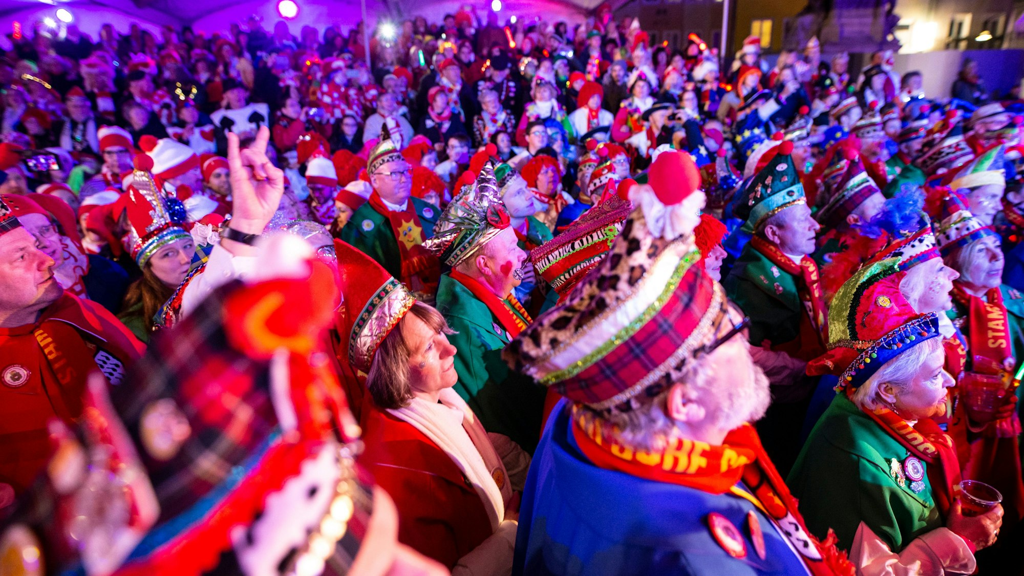 Hunderte Menschen stehen bunt verkleidet vor der Bühne auf dem Alter Markt und lauschen dem musikalischen Programm auf der Bühne. Das Bild wurde 2020 beim Sternmarsch aufgenommen.