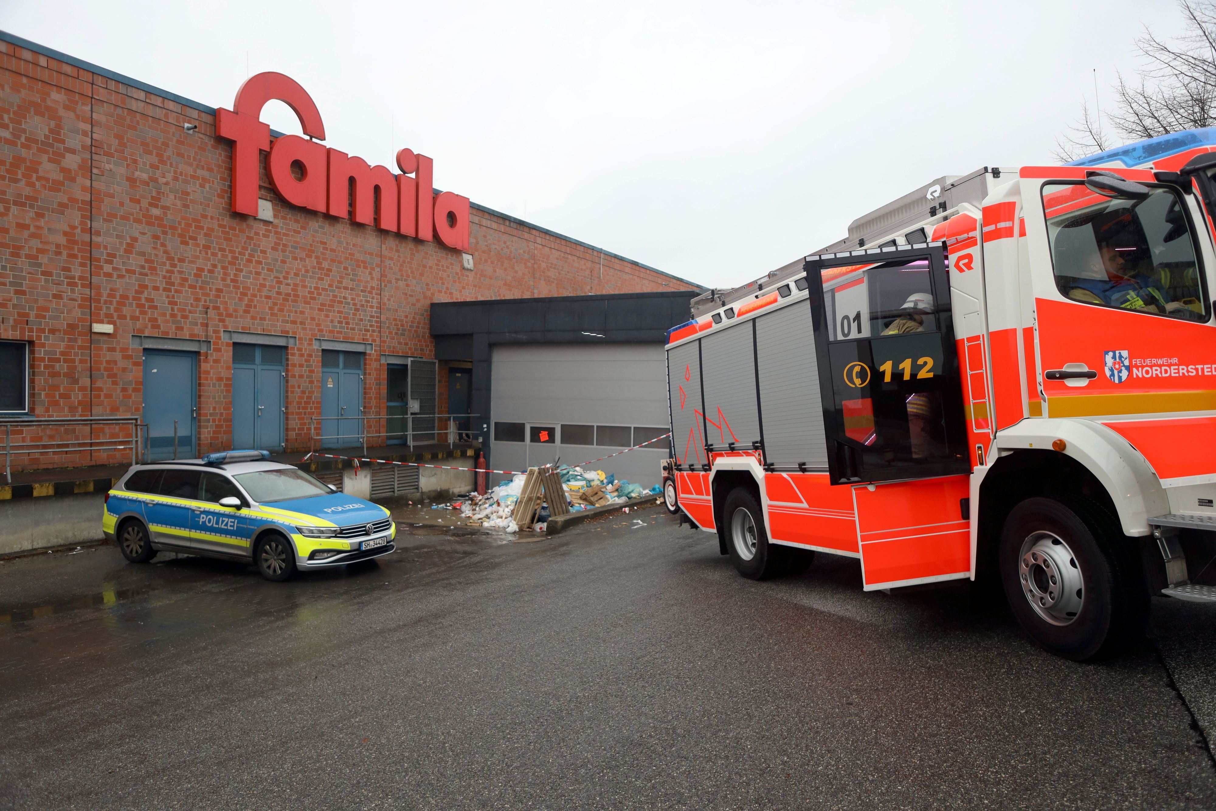 Feuerwehr und Polizei sind vor der Müllpresse eines Supermarkts im Einsatz.