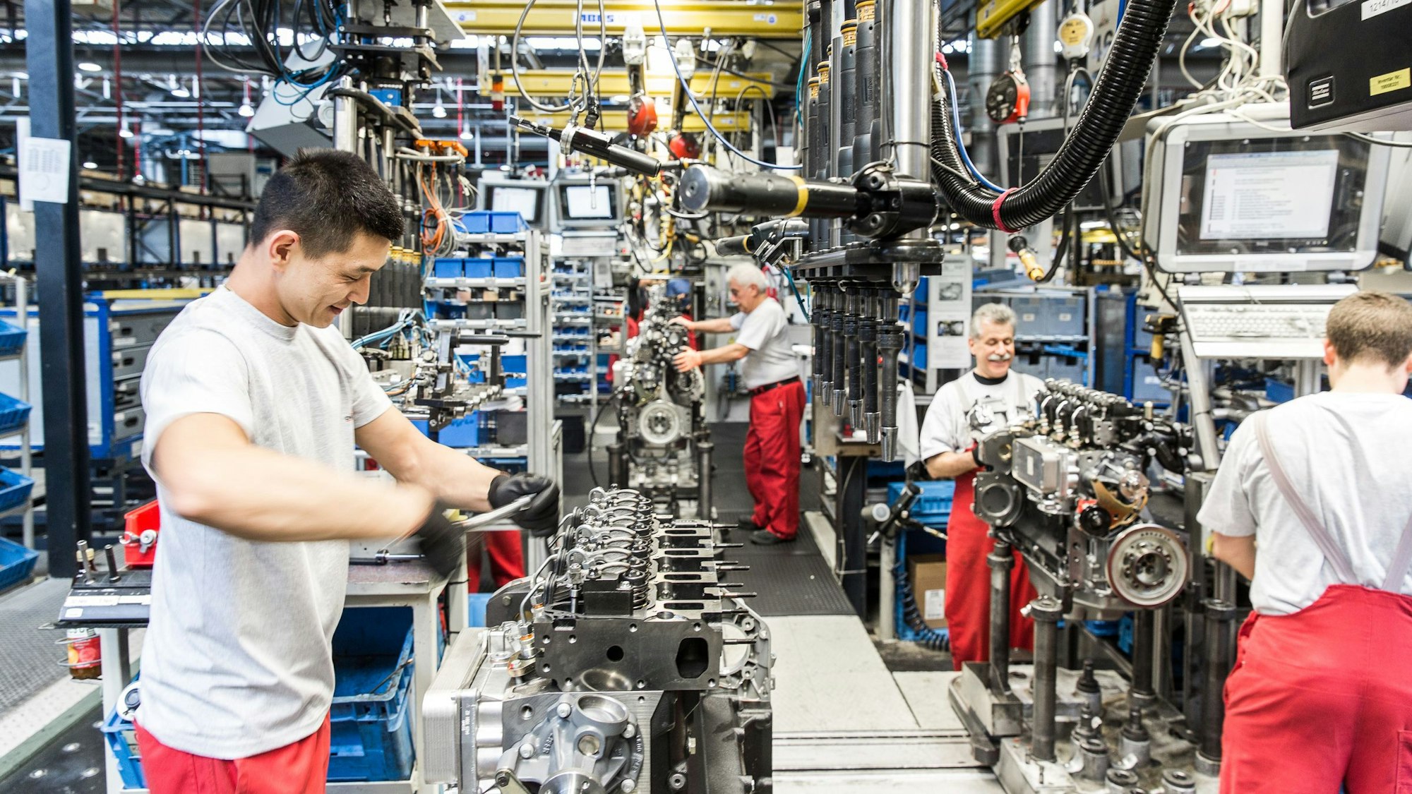Motorenfertigung bei der Deutz AG in Köln-Porz.