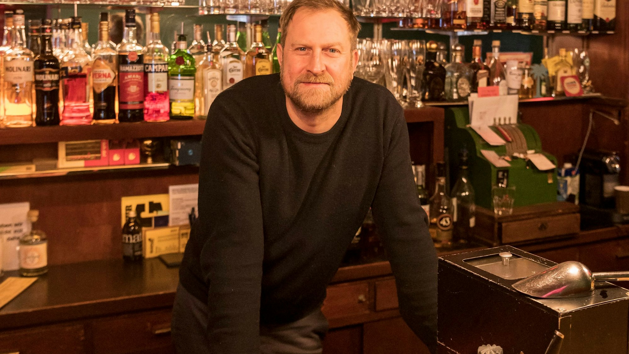 Thomas Pollmann, Inhaber der Kneipe „Die Hängenden Gärten von Ehrenfeld“, steht hinter seiner Bar.