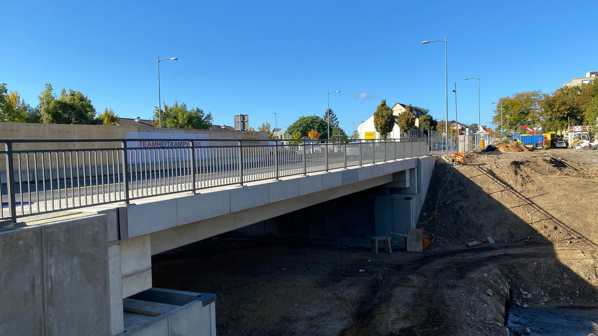Die neue Brücke überspannt die Erft in Euskirchen.