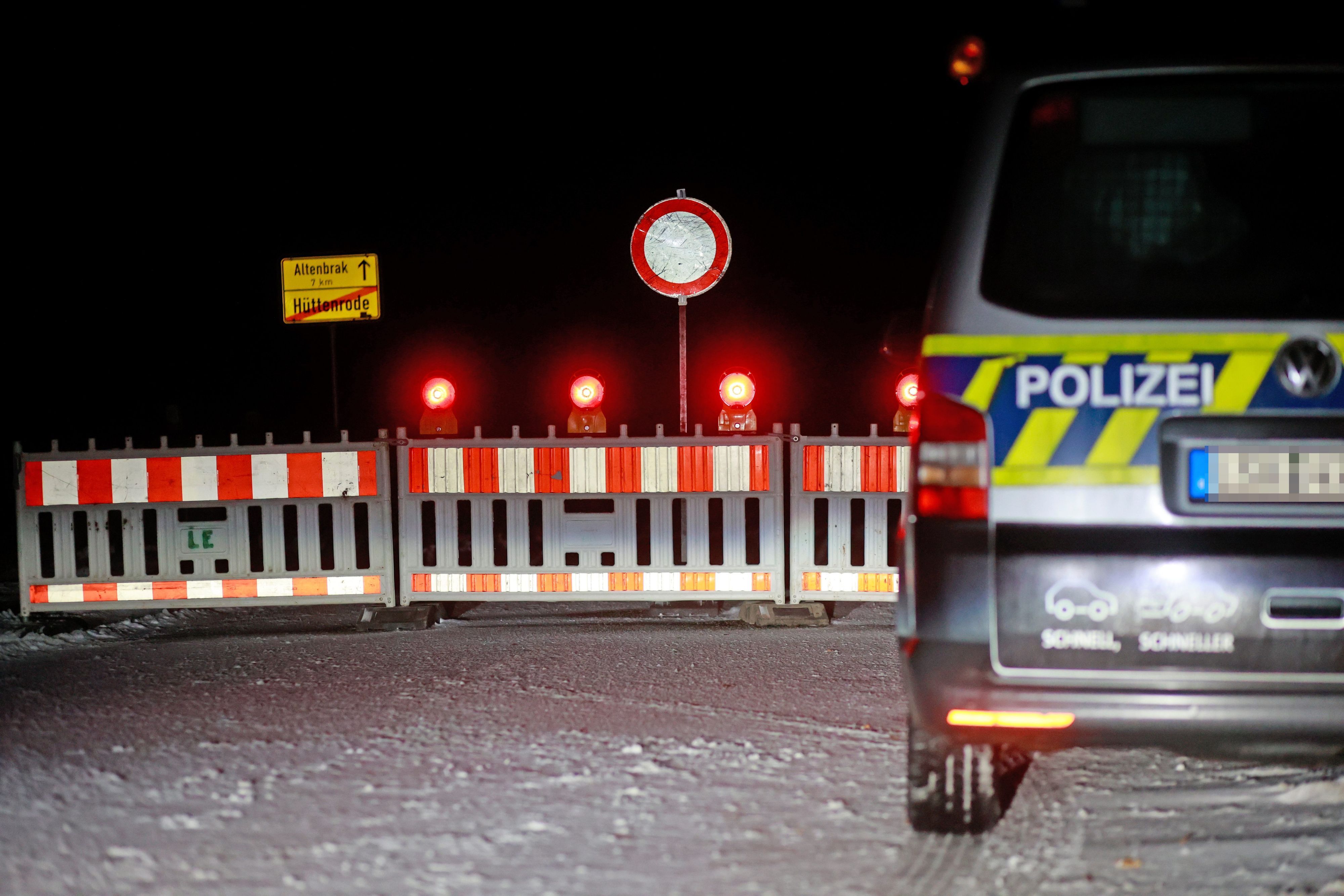 Es ist eine Straßensperrung zu sehen. Auf der rechten Seite steht ein Polizeiwagen.