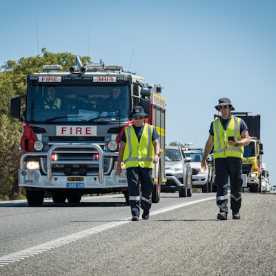 Feuerwehrleute und Strahlenschutz-Experten suchen eine rund 1100 Kilometer lange Strecke nach der millimetergroßen, radioaktiven Kapsel ab.