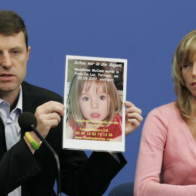 Kate und Gerry McCann zeigen während einer Pressekonferenz ein Bild ihrer verschwundenen Tochter Madeleine (Maddie).