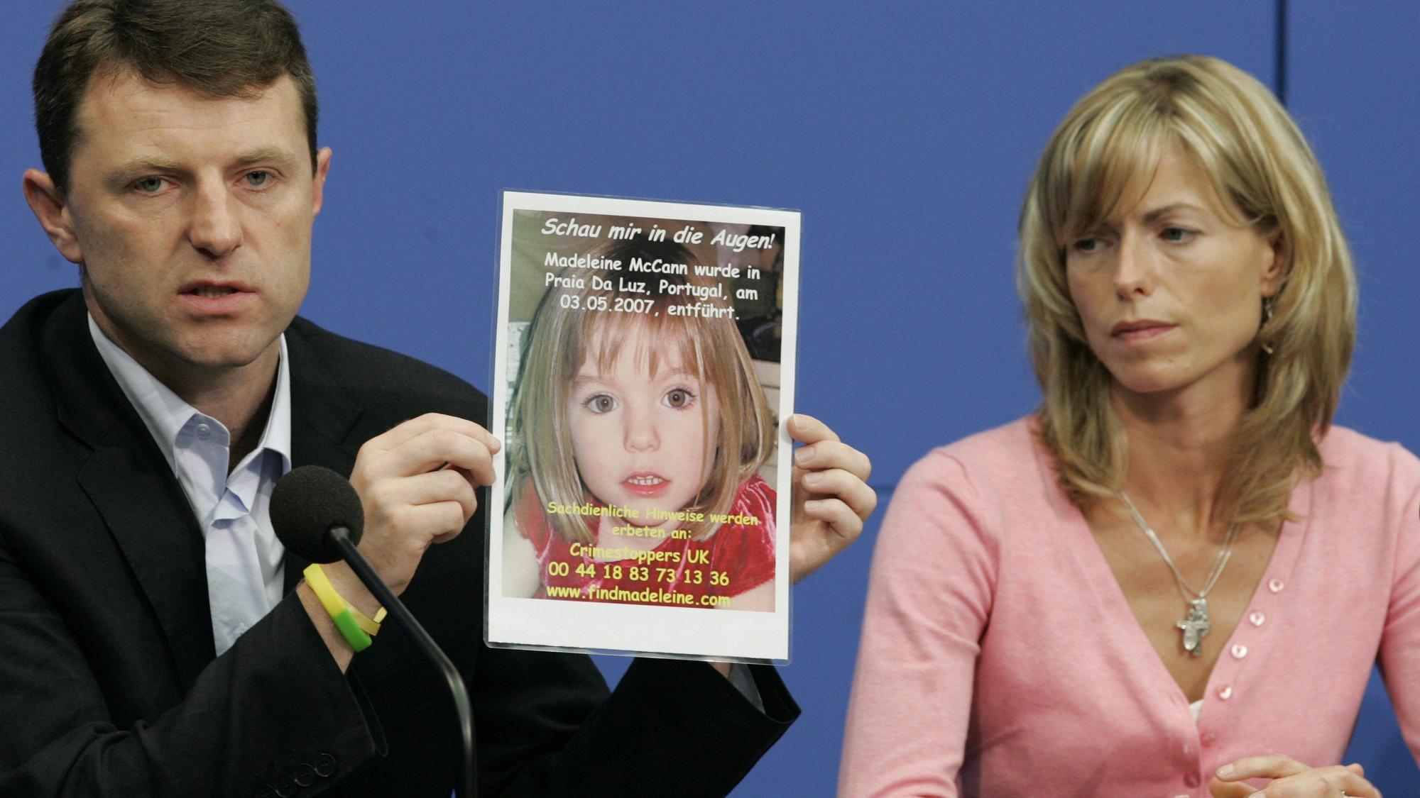 ARCHIV - 06.06.2007, Berlin: Kate und Gerry McCann zeigen während einer Pressekonferenz ein Bild ihrer verschwundenen Tochter Madeleine (Maddie). Am 3. Mai 2007 verschwand die damals Dreijährige aus Großbritannien aus einem Ferienappartement im portugiesischen Praia da Luz.