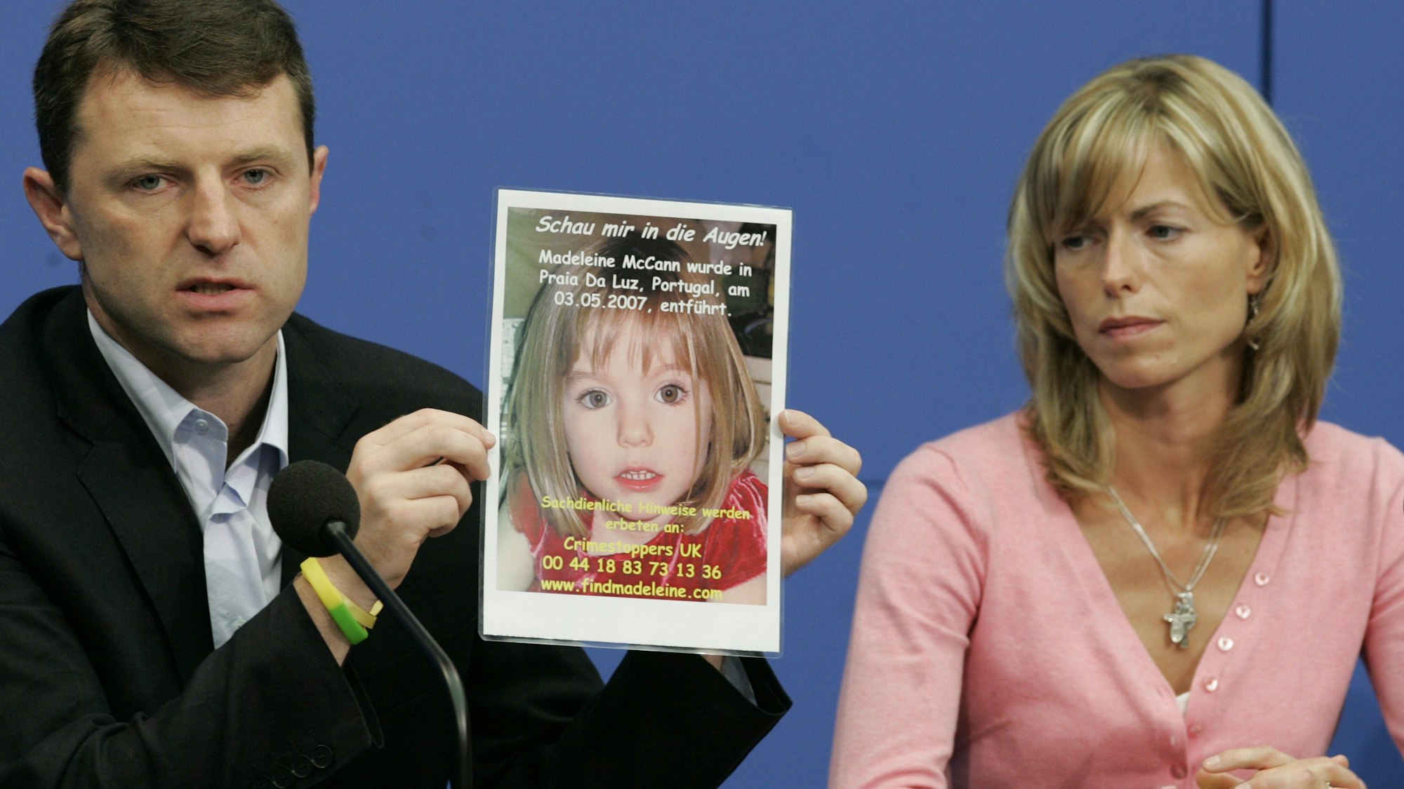 ARCHIV - 06.06.2007, Berlin: Kate und Gerry McCann zeigen während einer Pressekonferenz ein Bild ihrer verschwundenen Tochter Madeleine (Maddie). Am 3. Mai 2007 verschwand die damals Dreijährige aus Großbritannien aus einem Ferienappartement im portugiesischen Praia da Luz.
