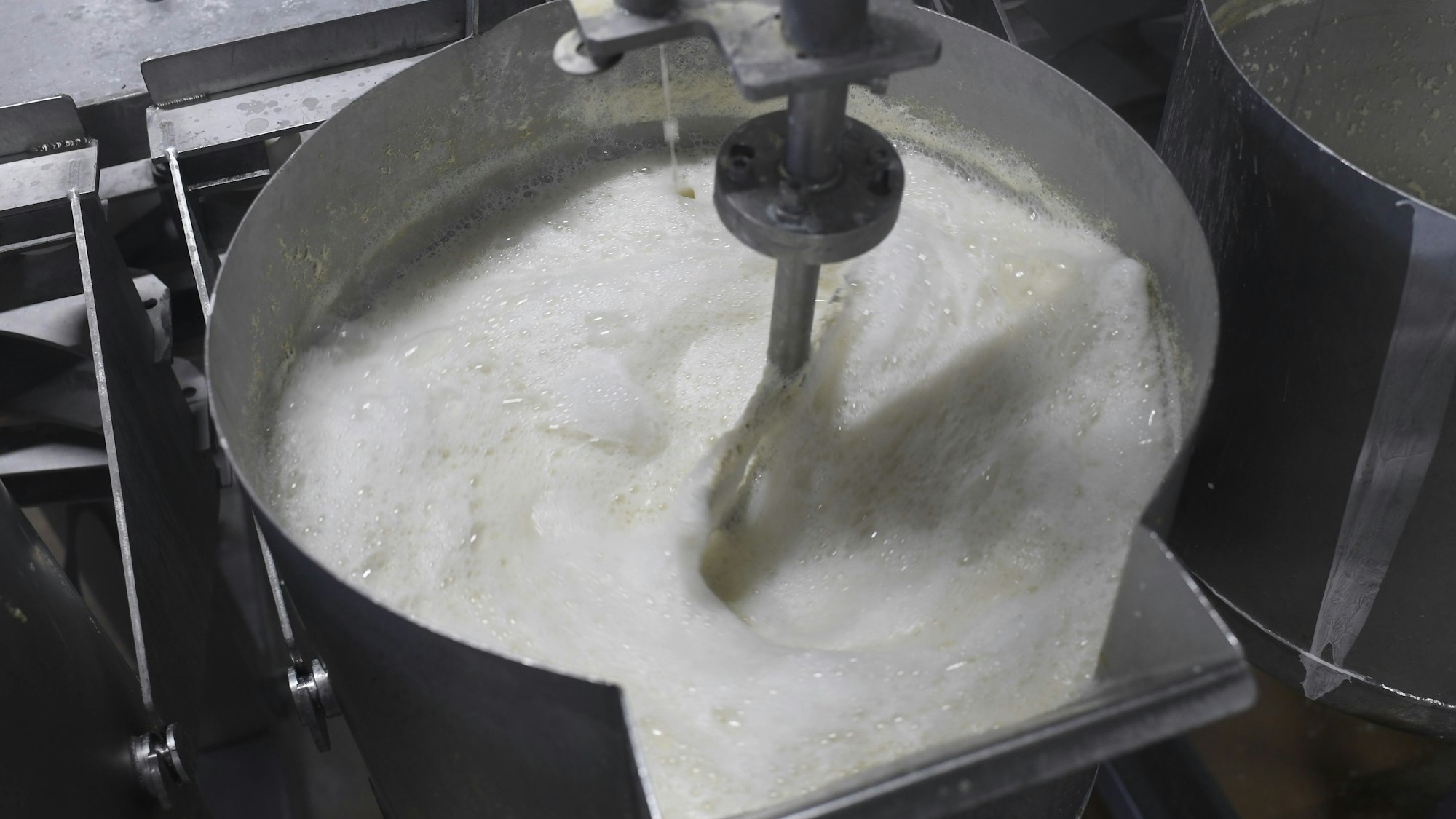 Für die Sojamilch müssen gequollene Sojabohnen erhitzt werden.