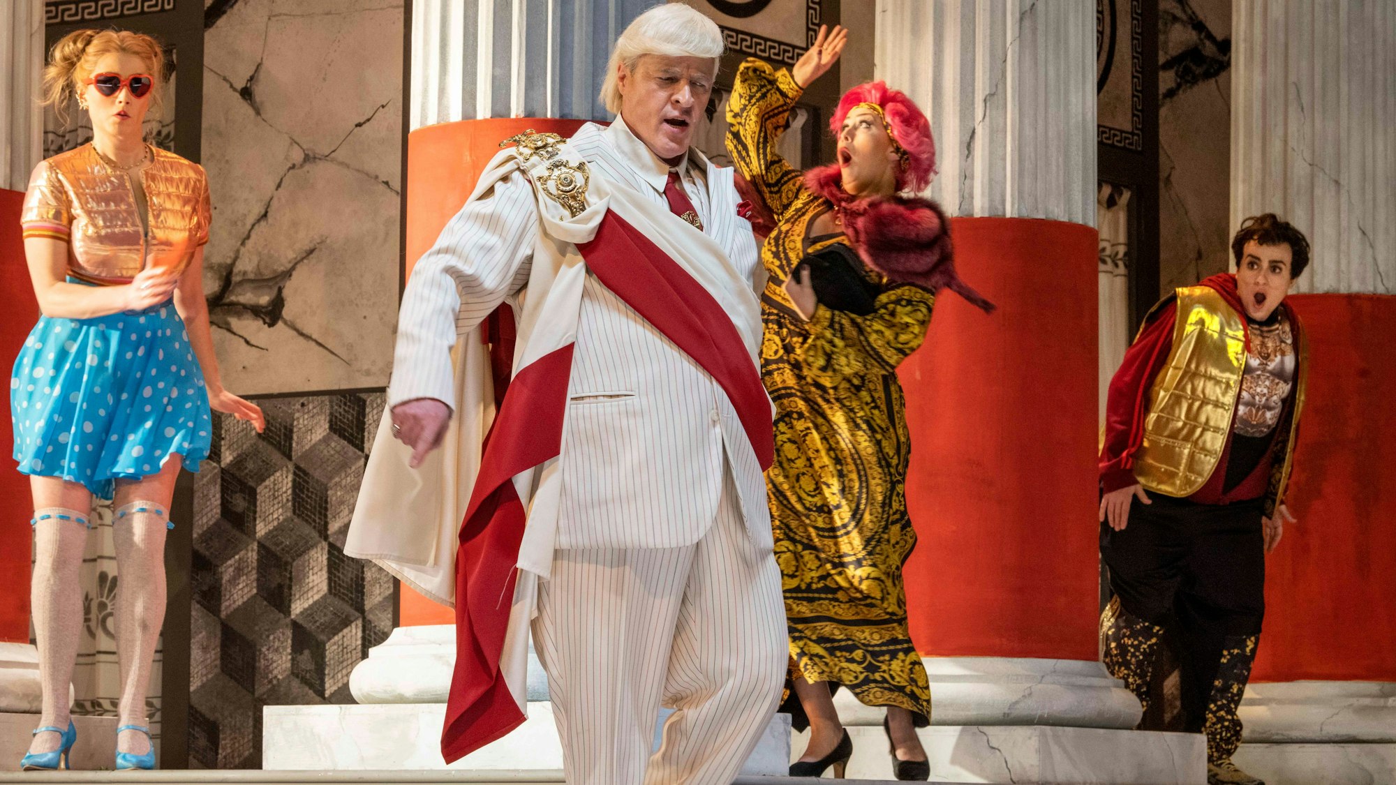 Marie Heeschen (Poppea), Pavel Kudinov (Claudio), Louise Kemény (Agrippina) und Lada Bočková (Nerone) in einer Szene der Oper „Agrippina“ im Theater Bonn.