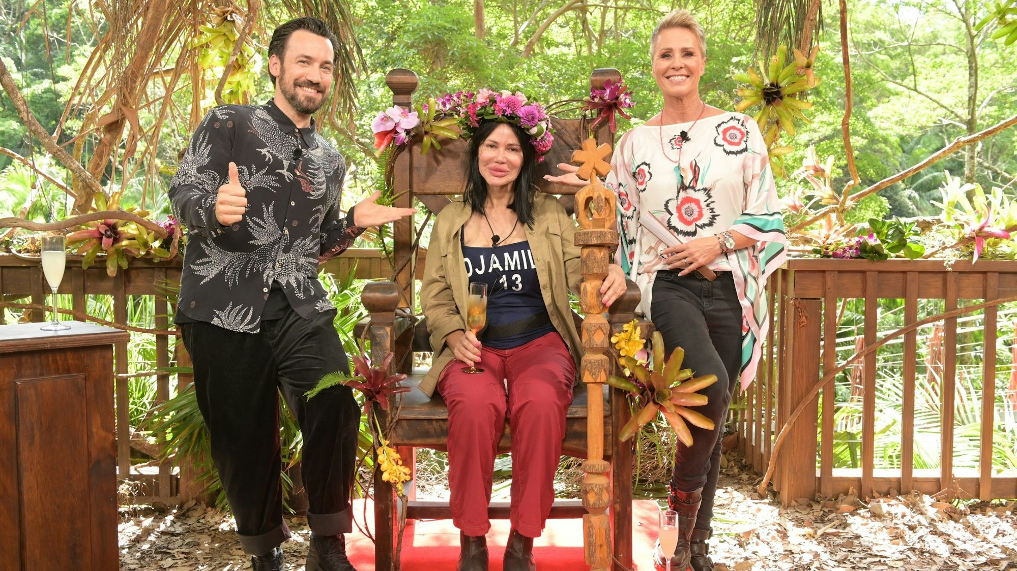 Djamila Rowe (m) ist Dschungelkönigin 2023. Die beiden Moderatoren Sonja Zietlow und Jan Köppen freuen sich mit ihr.