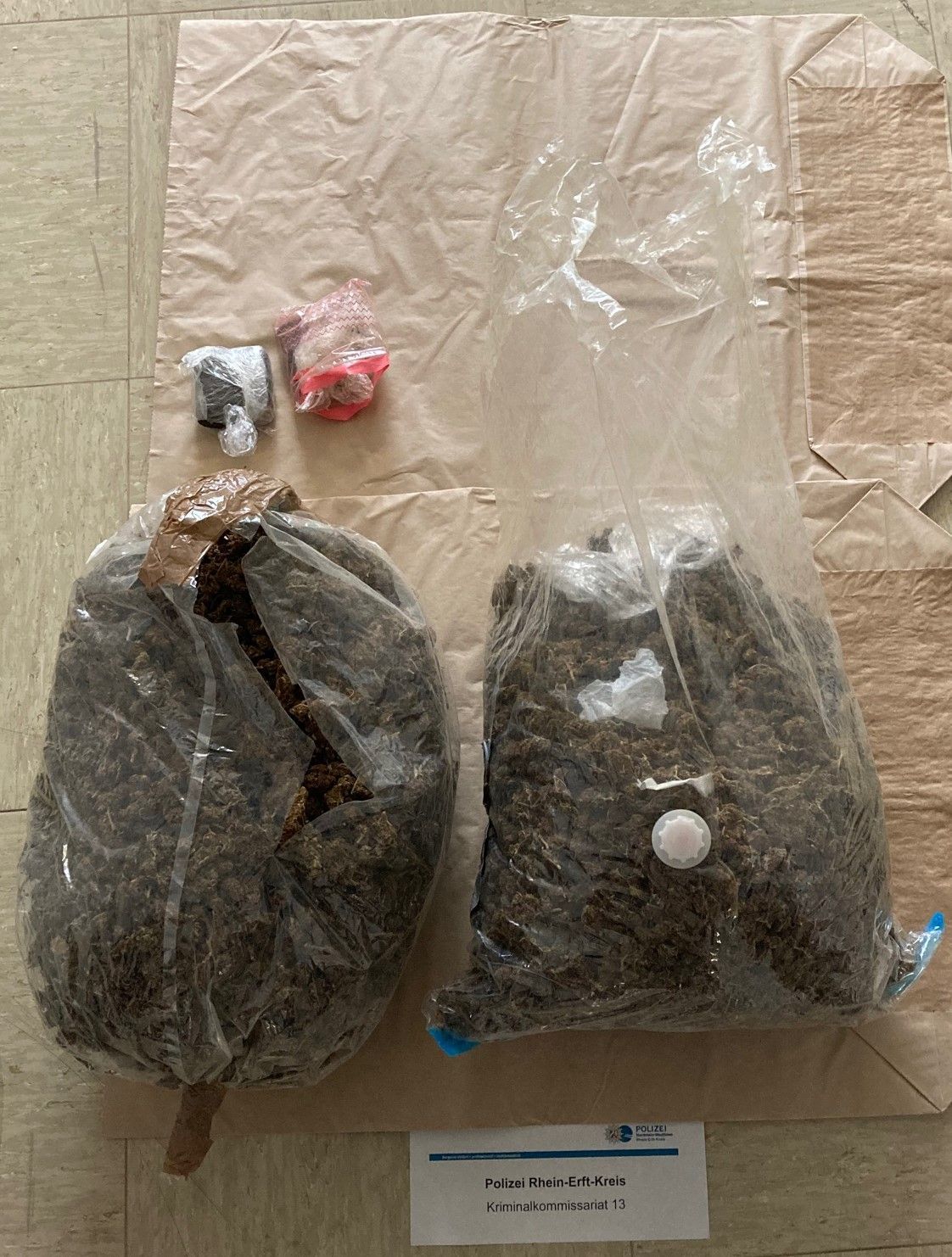 Das Bild zeigt zwei großen Tüten mit Marihuana