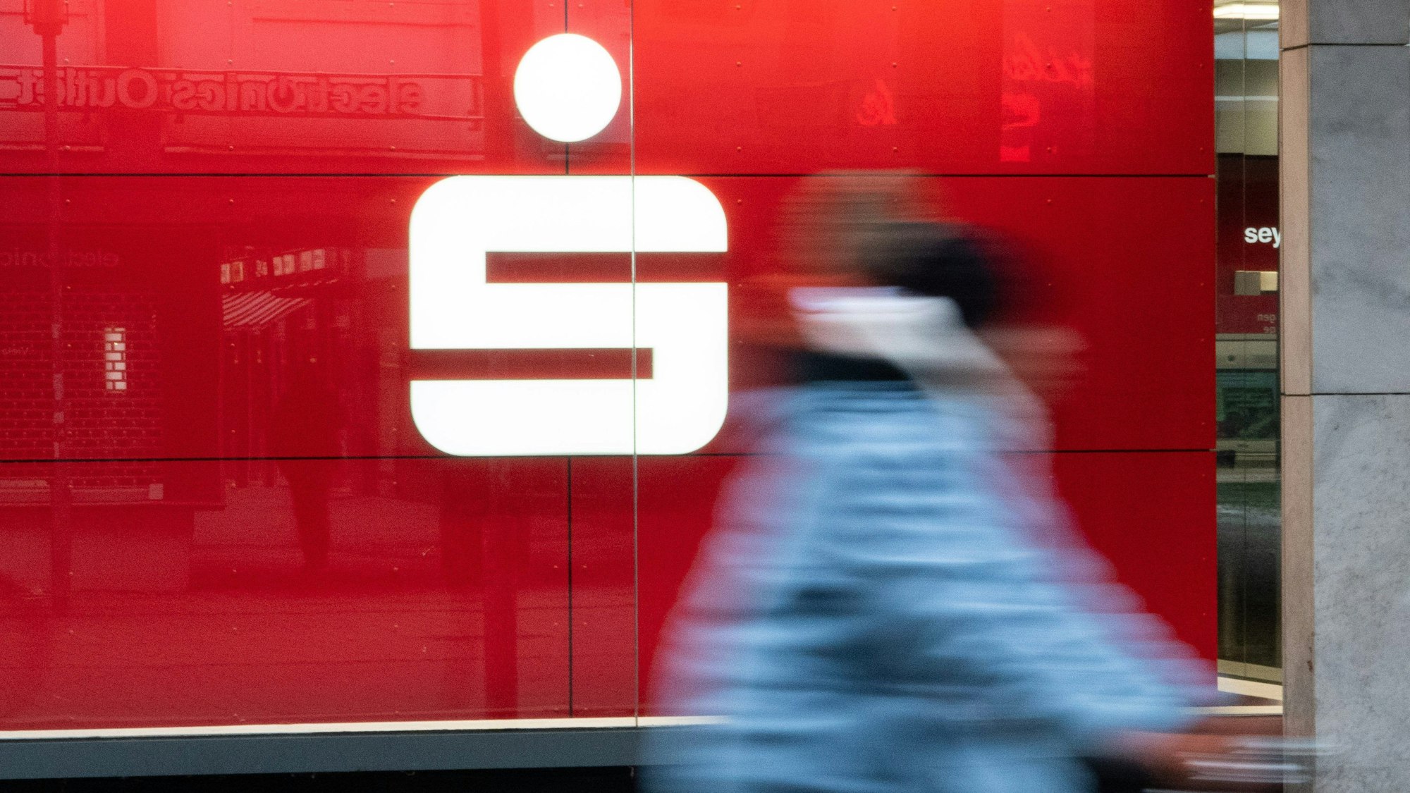 Kunden beider Institute können künftig gebührenfrei im neuen Terminal Geld abheben.