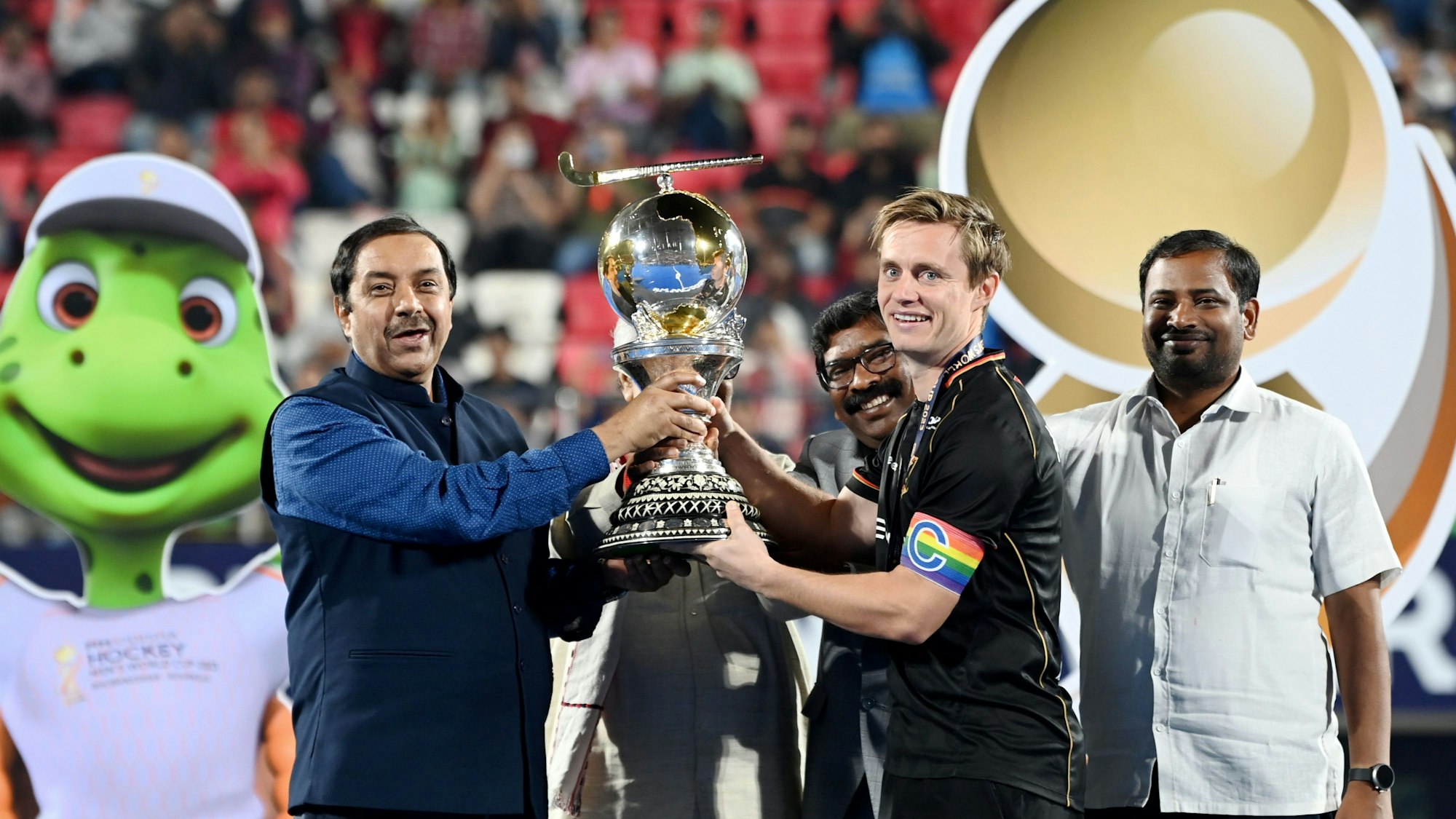 29.01.2023, Indien, Bhubaneswar: Hockey, Herren, WM, Deutschland - Belgien, Finalrunde, Finale. Deutschland gewinnt die Weltmeisterschaft. Mats Grambusch hält den Pokal hoch.