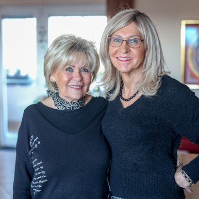Gisela und Laura Schaldach (rechts) in ihrer Wohnung.