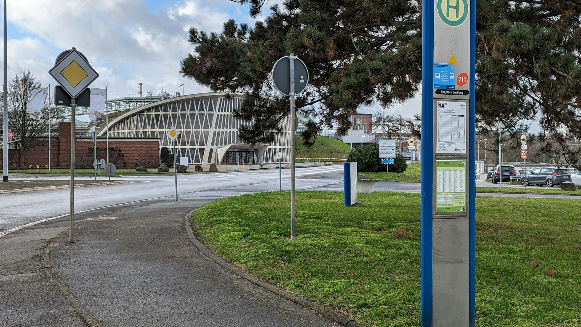 Die Haltestelle vor dem Feierabendhaus Knapsack ist nicht barrierefrei.