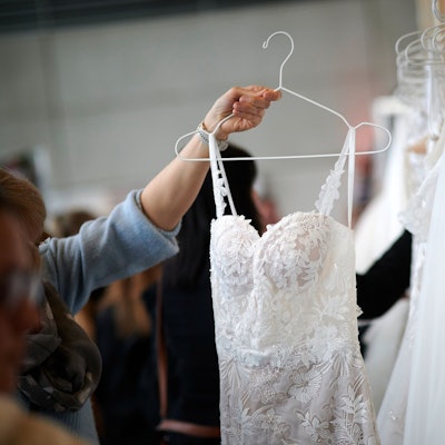 Zu sehen ist ein Hochzeitskleid. (Symbolbild)