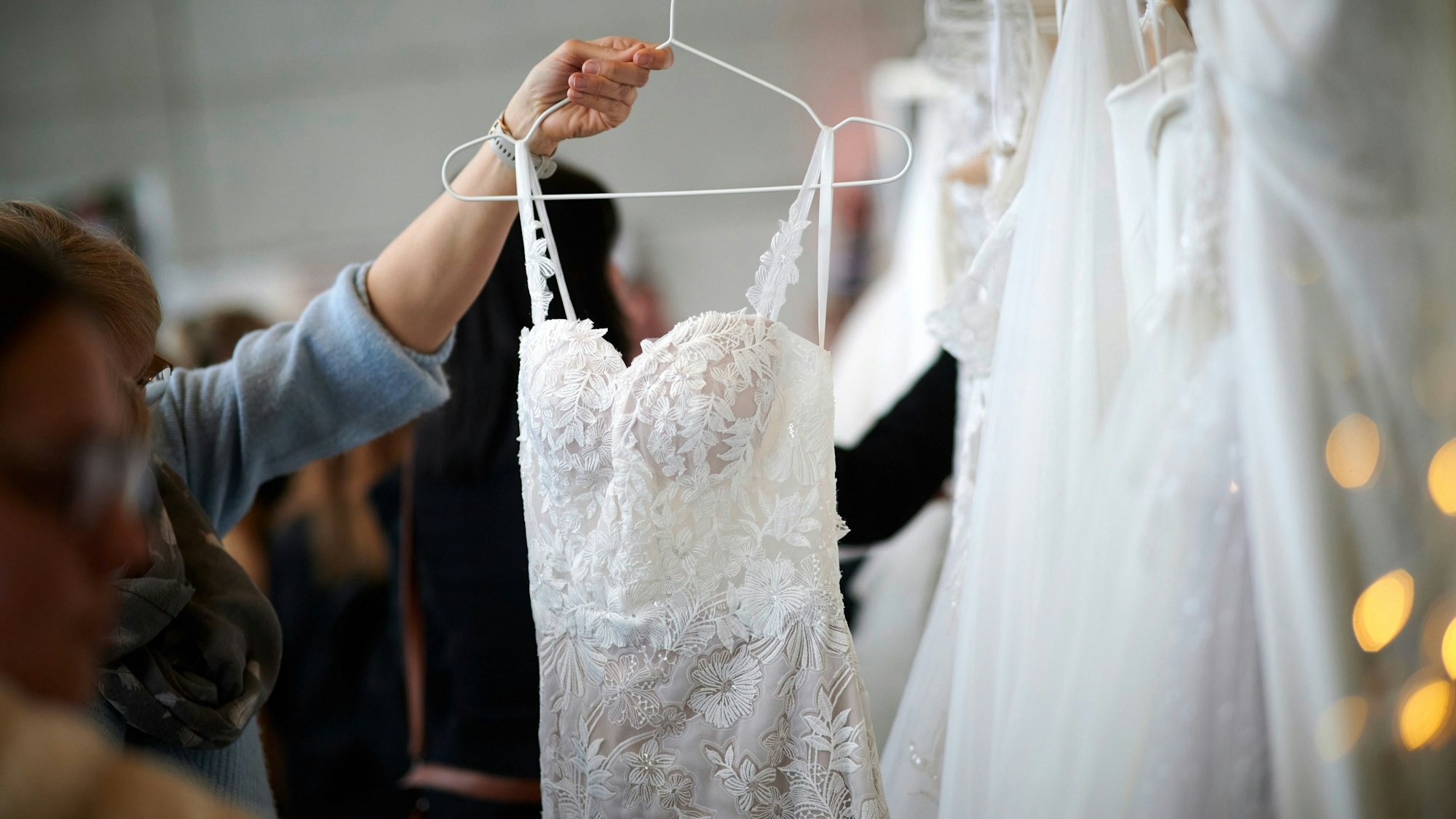 Zu sehen ist ein Hochzeitskleid. (Symbolbild)