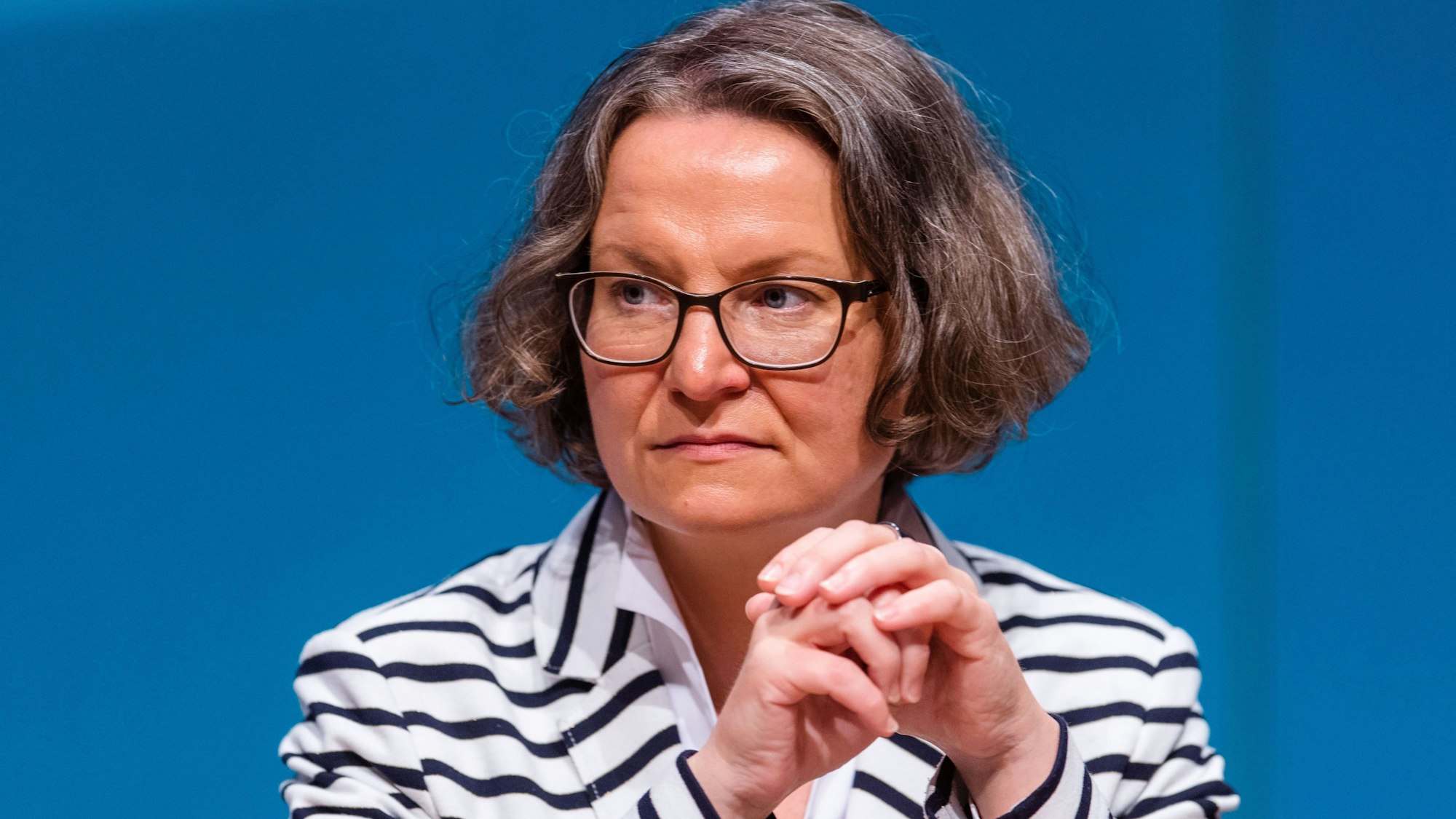 Ina Scharrenbach blickt bei einem CDU-Termin in die Runde.