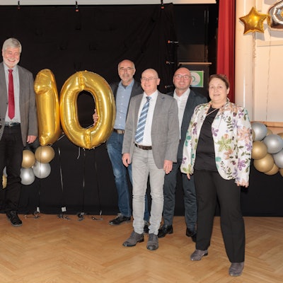 In der Aula des Schulzentrums Nümbrecht, v. l.: Nadine de Wijn (Abtl. Leitung 1), Beate Salz (didakt. Ltg), Eva Hüppelshausen (Abtl. Ltg. 2), Hilko Redenius, Jürgen Horn (ehem. Schulleiter), Mario Loskill (BM Ruppichteroth), Helmut Müller (Schulleiter), Sabina Bamberger (stellv. Schulleitung)