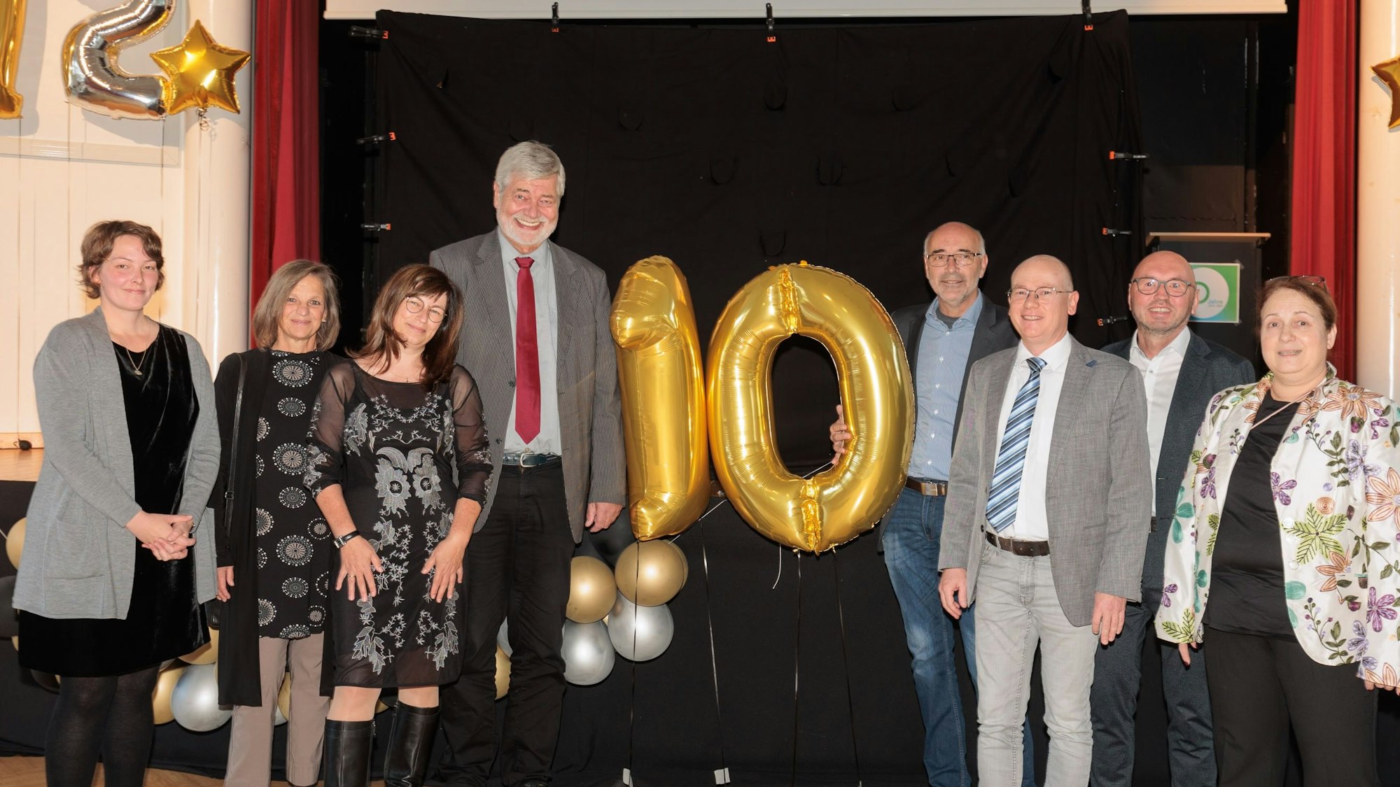In der Aula des Schulzentrums Nümbrecht, v. l.: Nadine de Wijn (Abtl. Leitung 1), Beate Salz (didakt. Ltg), Eva Hüppelshausen (Abtl. Ltg. 2), Hilko Redenius, Jürgen Horn (ehem. Schulleiter), Mario Loskill (BM Ruppichteroth), Helmut Müller (Schulleiter), Sabina Bamberger (stellv. Schulleitung)