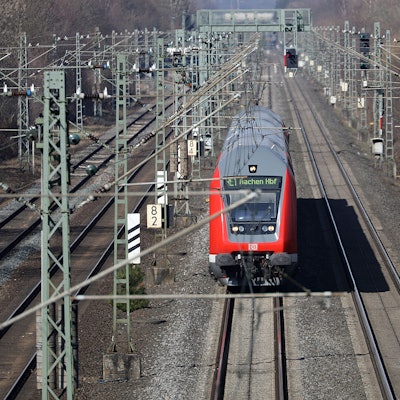 Ein Regionalexpress fährt in Leverkusen über die Bahnstrecke Köln und Düsseldorf.