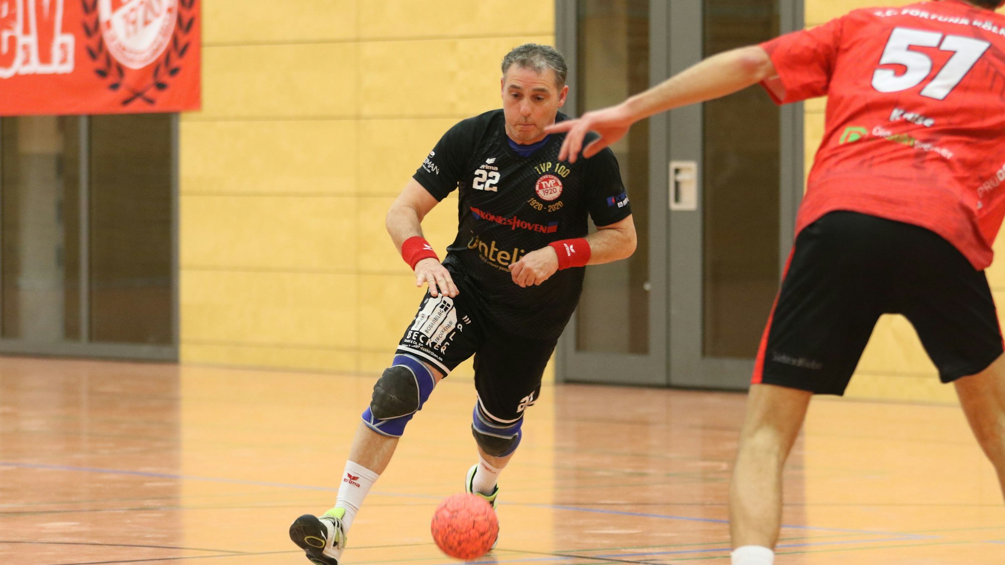 TVP-Spieler Stephan Sodies dribbelt auf den Kreis zu,