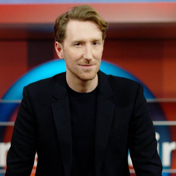 Moderator Louis Klamroth sitzt im Studio von „hart aber fair“.