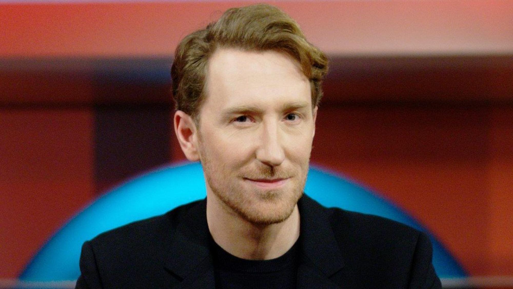 Moderator Louis Klamroth sitzt im Studio von „hart aber fair“.