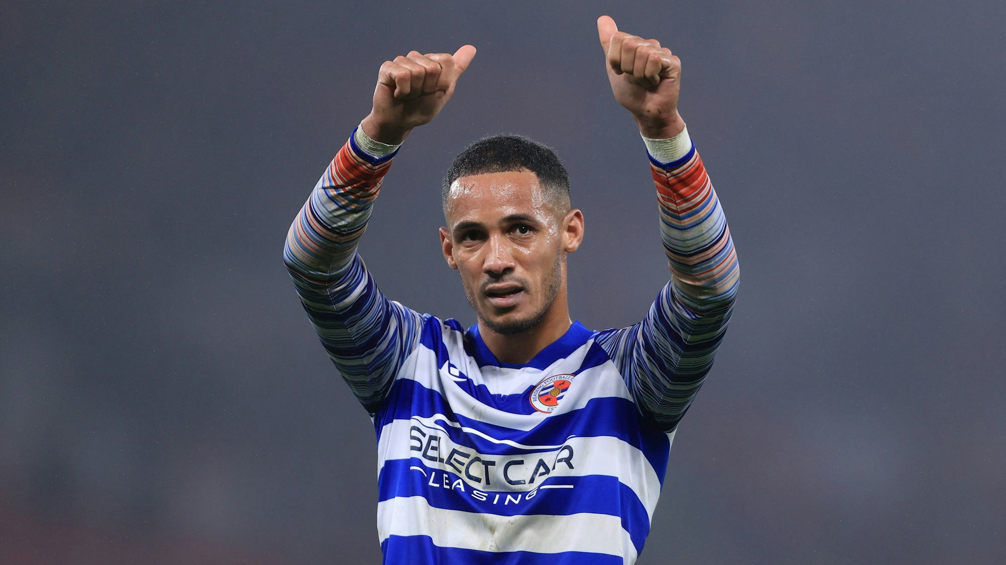 An den Ärmeln des Reading-Profis Thomas Ince sind die Warning Stripes gut zu erkennen.