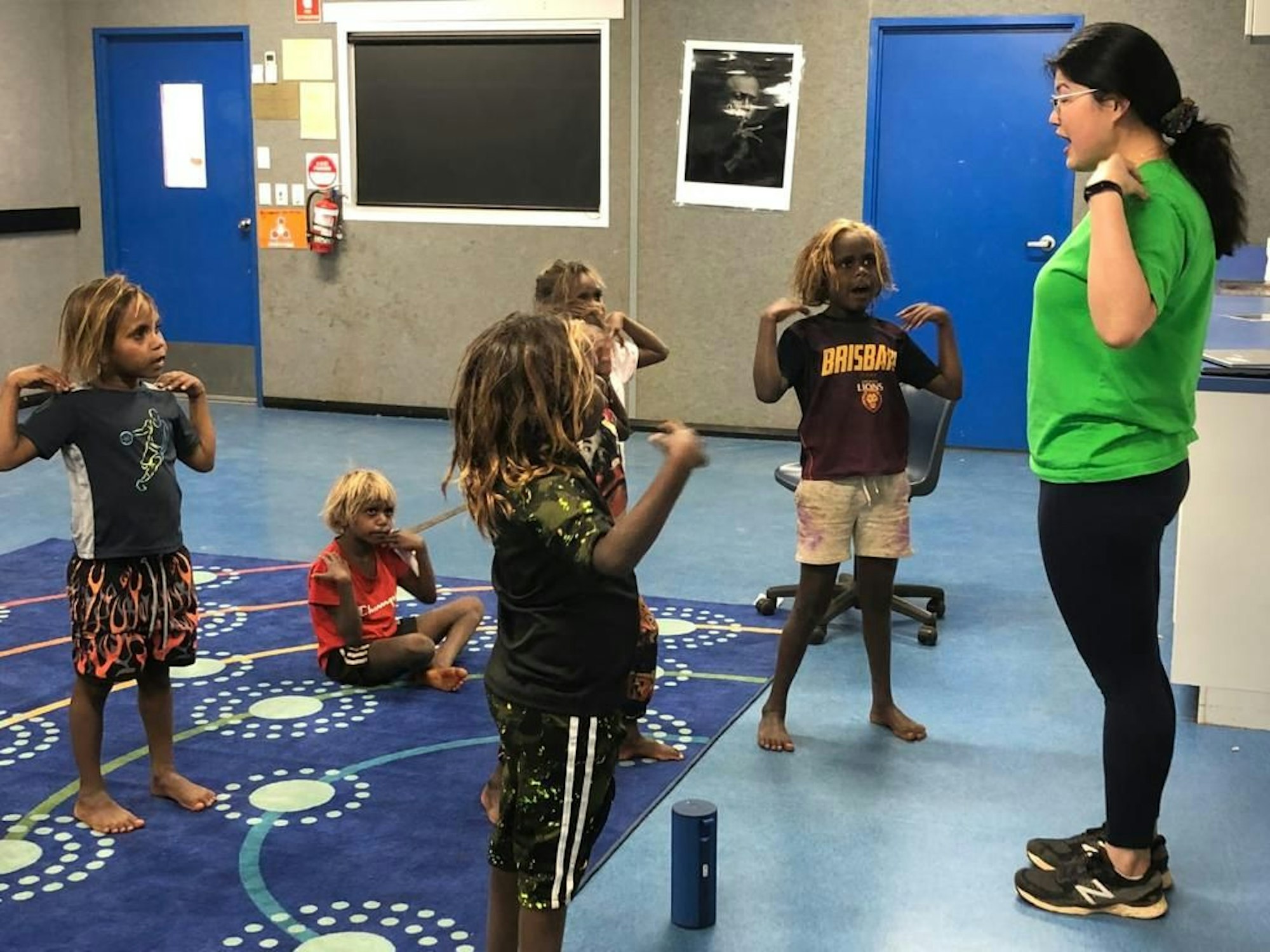 Die Kinder in Australien üben Singen mit ihrer Lehrerin Joyce Kee.