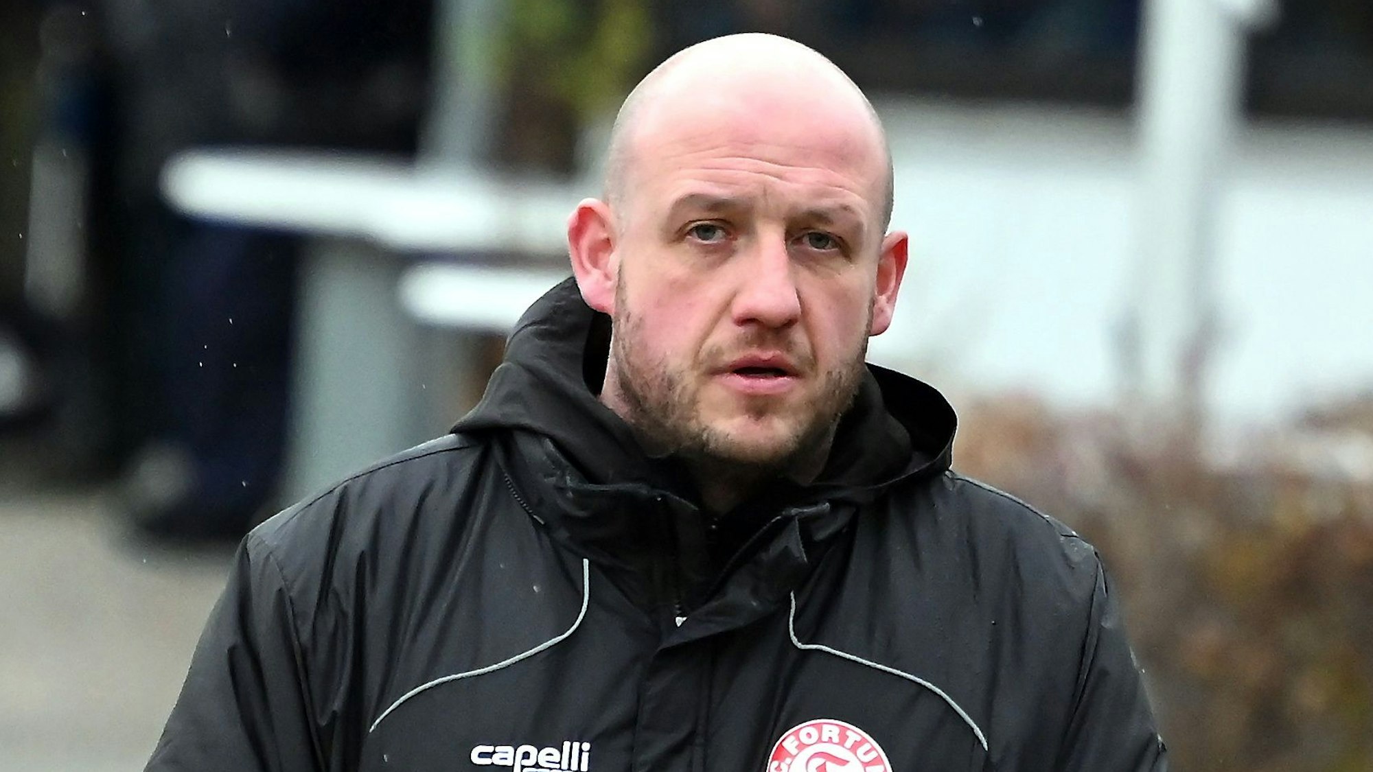 Porträt des Fußballtrainers Bogdan Komorowski