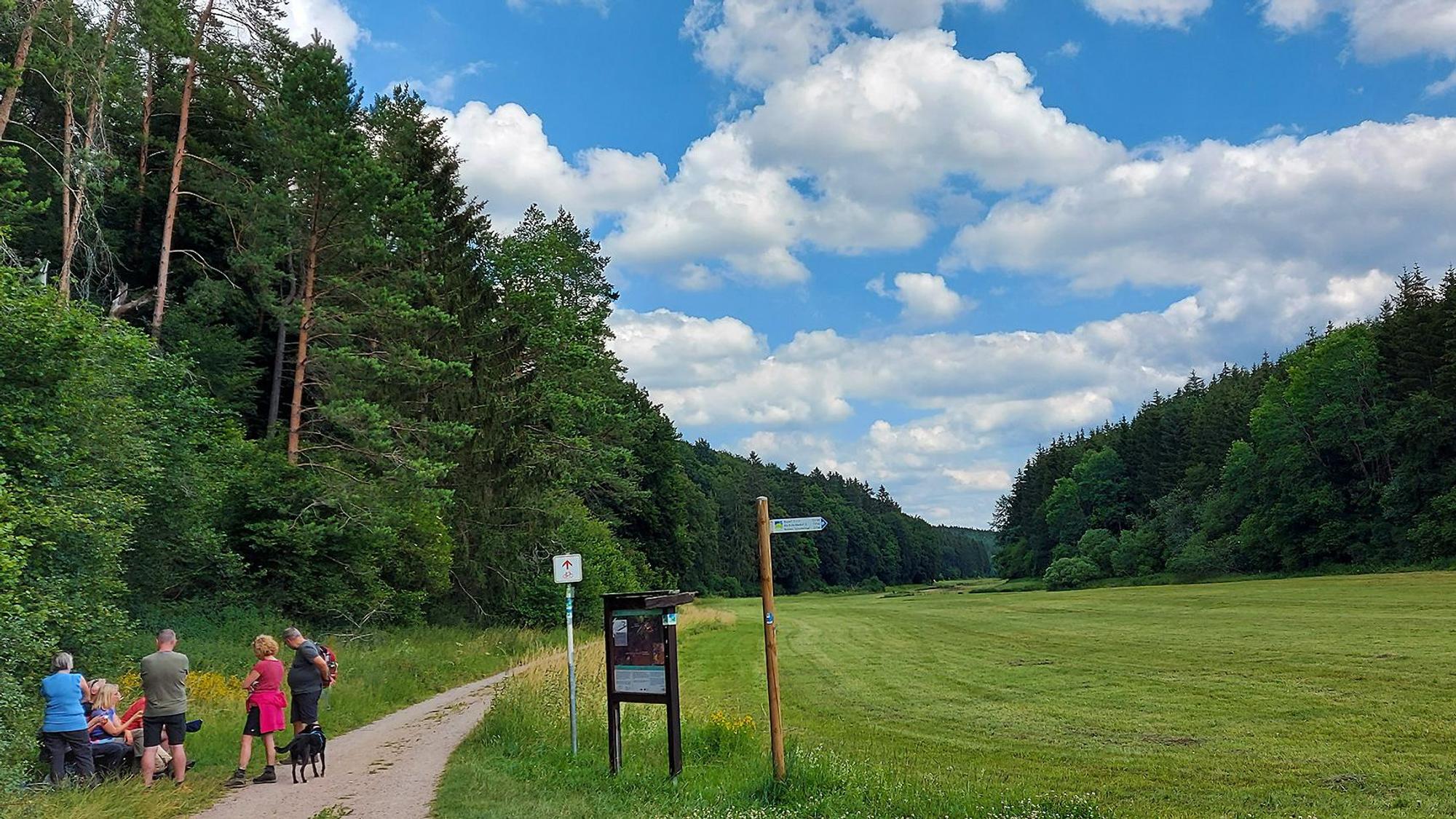 Eine Wandergruppe rastet im Lampertstal.