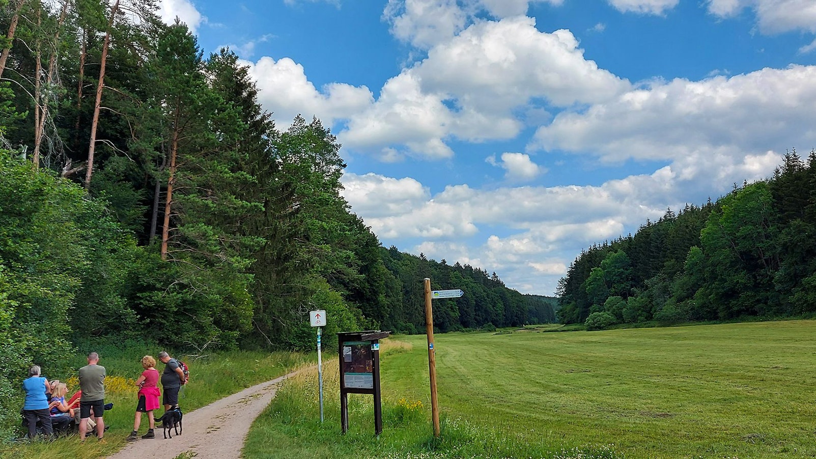 Eine Wandergruppe rastet  im Lampertstal.