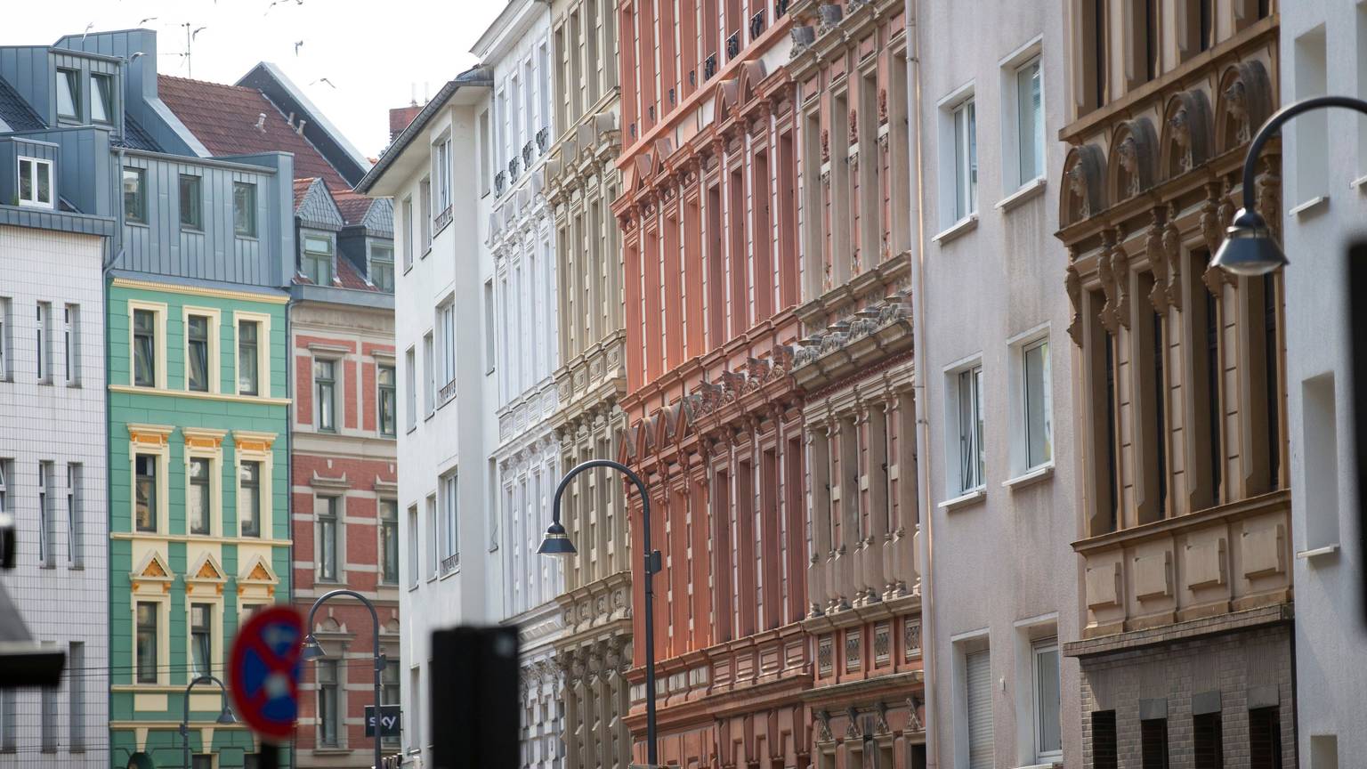 Zu sehen sind Mehrfamilienhäuser in der Innenstadt.