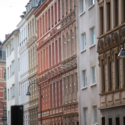 Zu sehen sind Mehrfamilienhäuser in der Innenstadt.