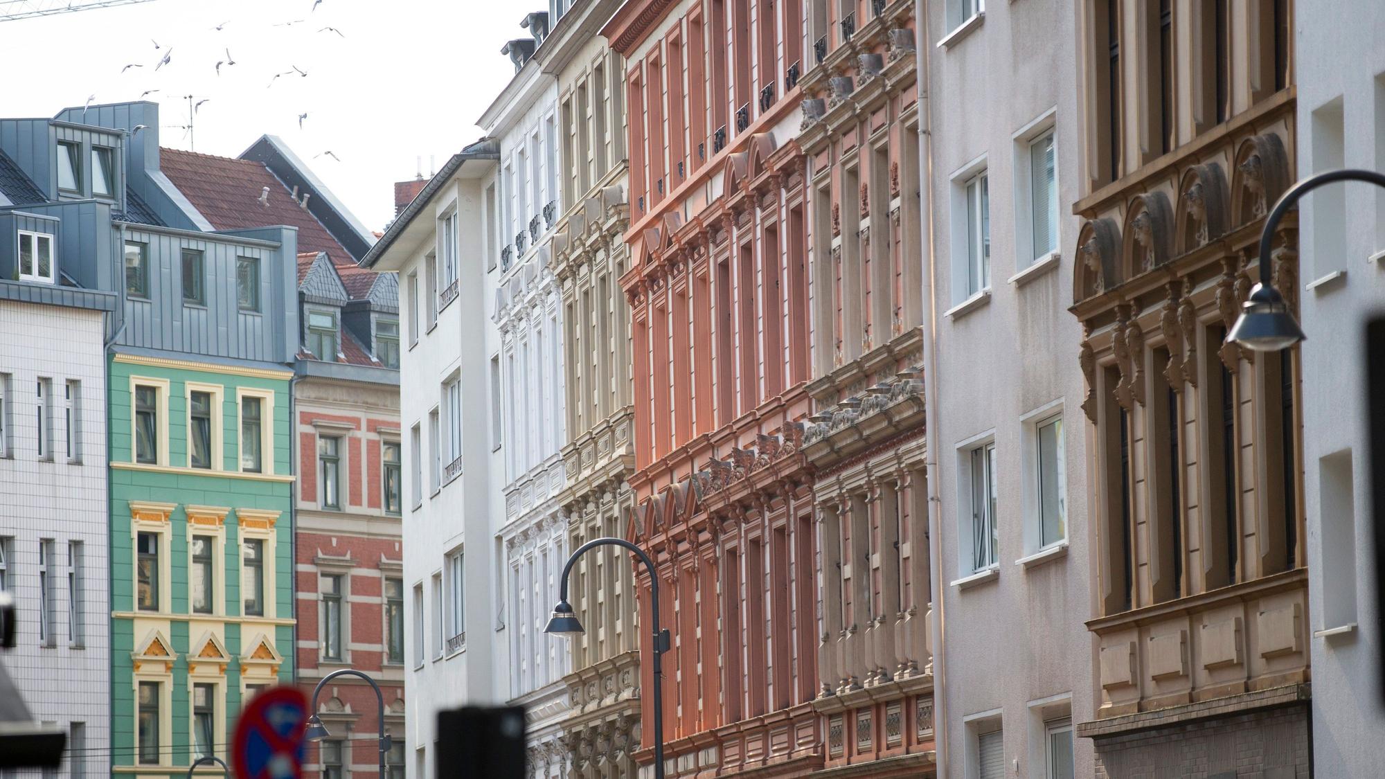 Zu sehen sind Mehrfamilienhäuser in der Innenstadt.