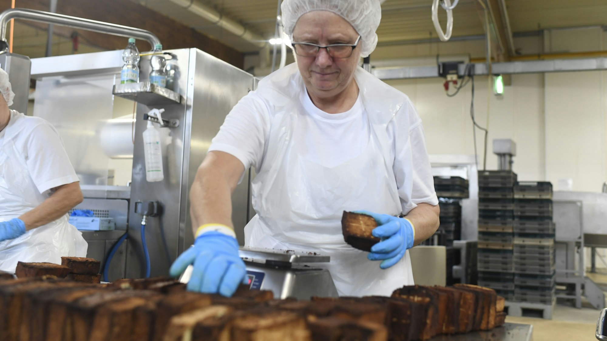In der Firma Tofutown werden die Tofu-Blöcke gewogen.