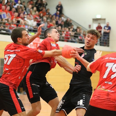 Clemens Maeser nimmt es am Kreis gleich mit drei Verteidigern auf.