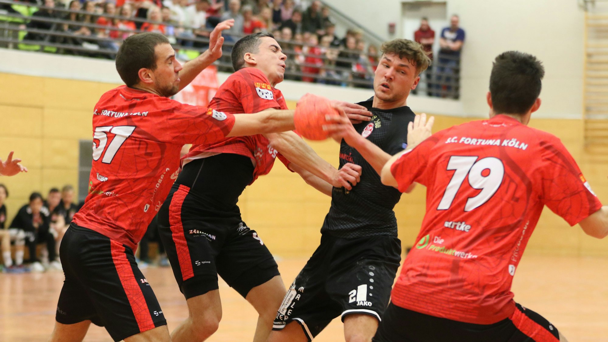 Clemens Maeser nimmt es am Kreis gleich mit drei Verteidigern auf.