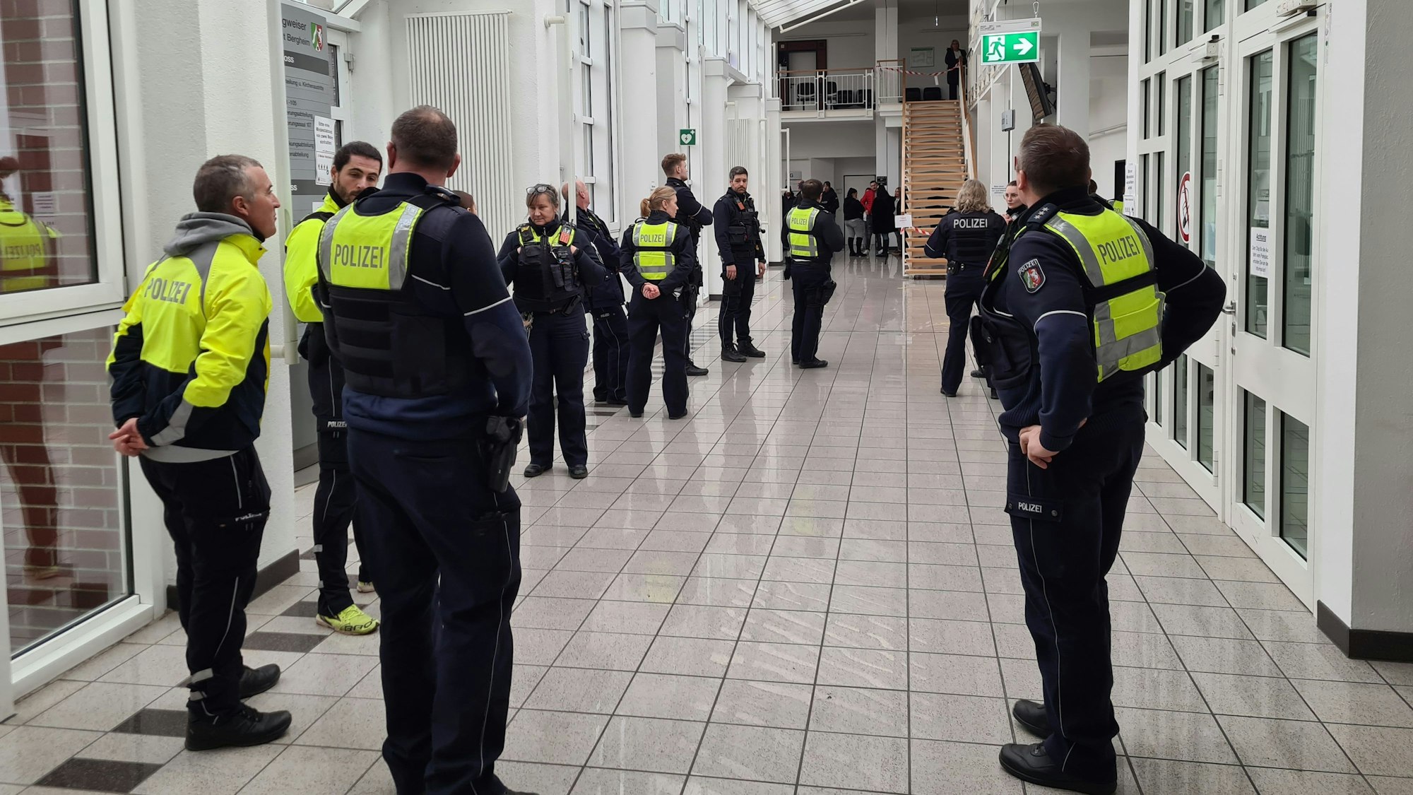 Das Foto zeigt einen Polizeieinsatz im Amtsgericht Bergheim. Rund 20 Beamtinnen und Beamte sicherten den Prozess gegen einen Mann, der bei einem Verkehrsunfall zwei Menschen fahrlässig getötet hatte.