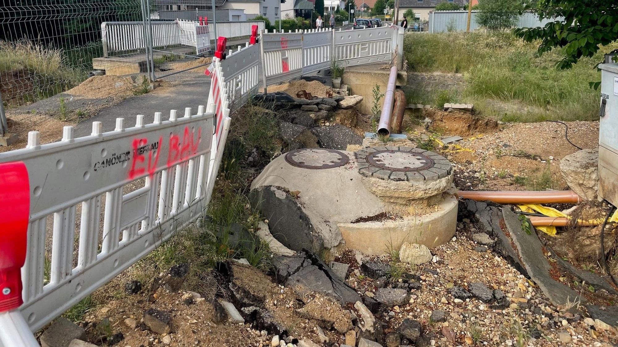 In Metternich sind die Flutschäden, wie hier an der Brücke an der Drei-Eichen-Straße, teilweise noch deutlich sichtbar.