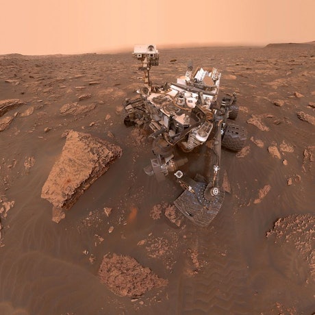 Der Mars-Rover „Curiosity“ hat bei einer Bohrung Hinweise auf große Wasservorräte auf dem Mars gefunden.