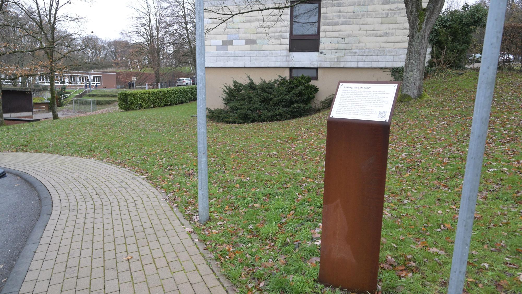 Am Kinderdorf Die gute Hand in Biesfeld steht auch eine historische Stele des Geschichtsvereins Kürten
