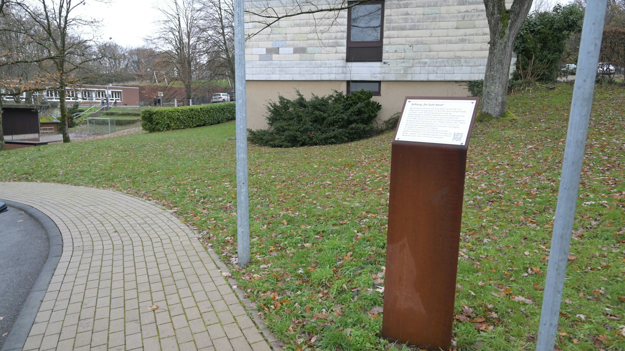 Am Kinderdorf Die gute Hand in Biesfeld steht auch eine historische Stele des Geschichtsvereins Kürten